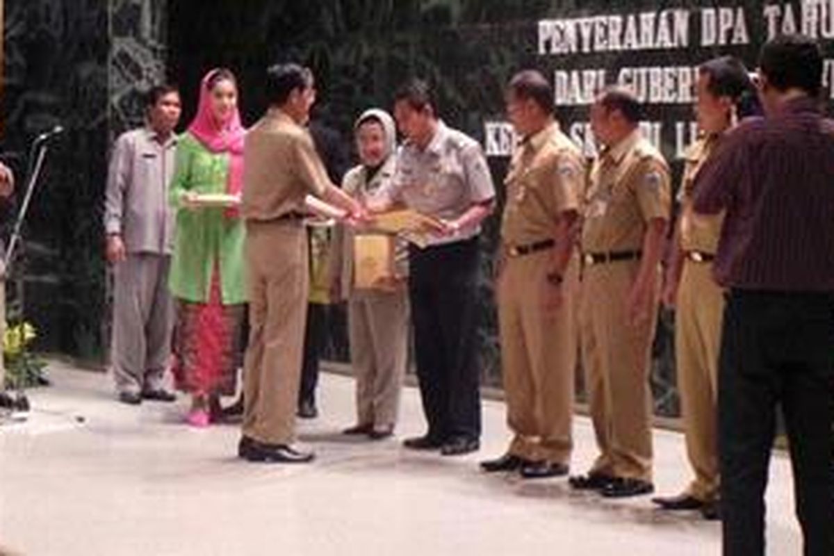 Gubernur DKI Jakarta Joko Widodo saat menyerahkan dokumen pelaksanaan anggaran (DPA) secara simbolik kepada Kepala Dinas, Wali Kota, Camat, dan Lurah, di Balaikota Jakarta,  Selasa (26/2/2013). DPA diserahkan setelah pembahasan dan koreksi APBD DKI untuk Tahun Anggaran 2013 selesai dibahas dan disahkan.