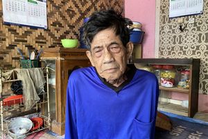 Kisah Saryaman, Eks Kuli Bangunan RS Fatmawati yang Kini Kelola Warung di Kampung Adat Kuta