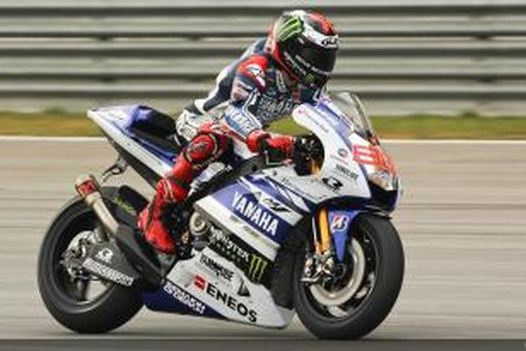 Pebalap Yamaha Factory Racing asal Spanyol Jorge Lorenzo melintasi Sirkuit Sepang, Malaysia pada hari kedua uji coba pramusim MotoGP 2014, Kamis (27/2/2014).