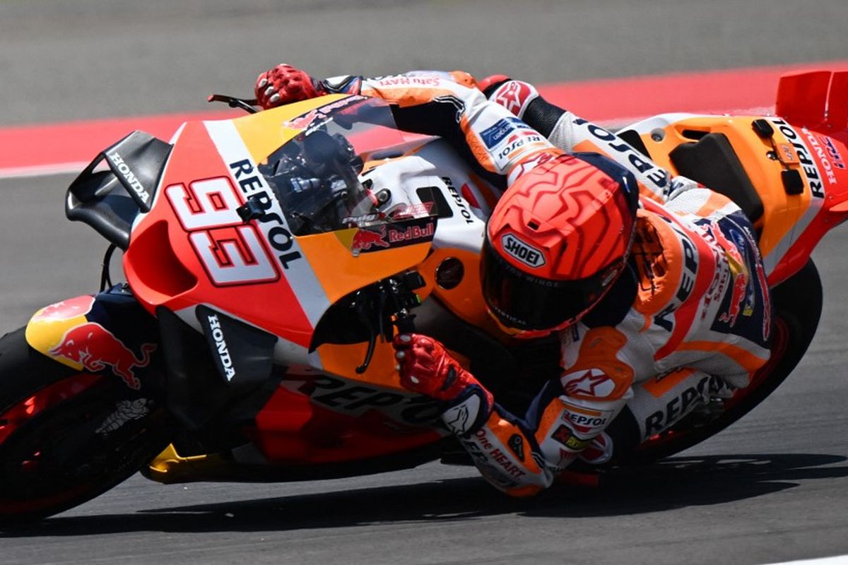 Pebalap Repsol Honda, Marc Marquez, saat beraksi pada sesi Free Practice 1 (FP1) MotoGP Mandalika 2023 di Sirkuit Mandalika, Lombok, Jumat (13/10/2023). (Photo by Sonny TUMBELAKA / AFP)