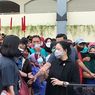 Saat Pedagang Pasar Legi Solo Rela Desak-desakan demi Kaos Bergambar Puan Maharani 