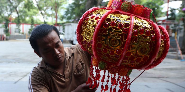 Petugas memasang lampion di Vihara Amurva Bhumi (Hok Tek Tjeng Sin), Setiabudi, Jakarta Selatan, Senin (12/2/2018). Persiapan di sejumlah vihara untuk menyambut Tahun Baru Imlek 2569 yang jatuh pada 16 Februari 2018.