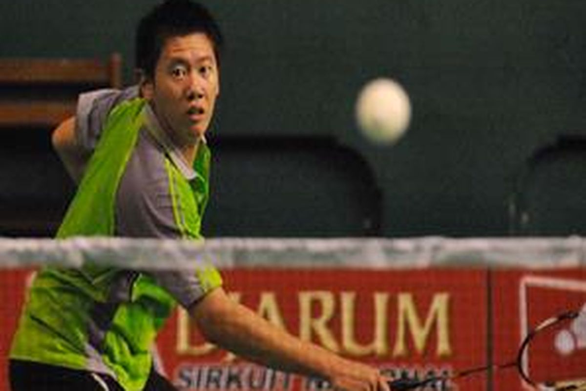 Pemain tunggal dewasa putra Djarum Kudus Rony Agustinus S berhasil mengalahkan M Ridho Akbar dari Ganesa pada Djarum Sirkuit Nasional Bulutangkis Jatim Open 2009 di GOR Sudirman Surabaya, Selasa (28/7) 2-0 (21-17, 21-16).