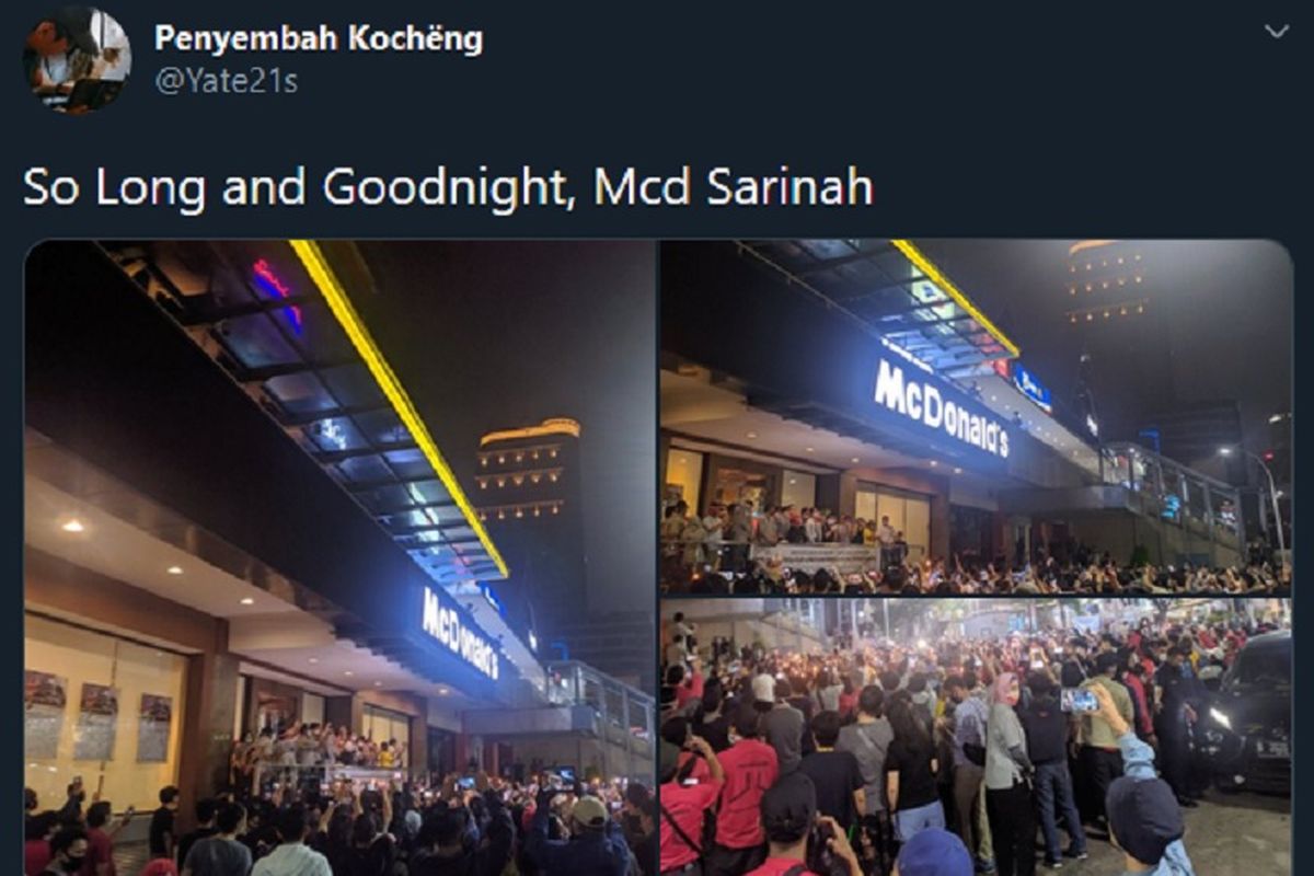 Sejumlah warga Ibu Kota meramaikan area luar McDonalds Sarinah untuk menyaksikan penutupan gerai secara permanen, pada Minggu (10/5/2020) pukul 22.00 WIB.