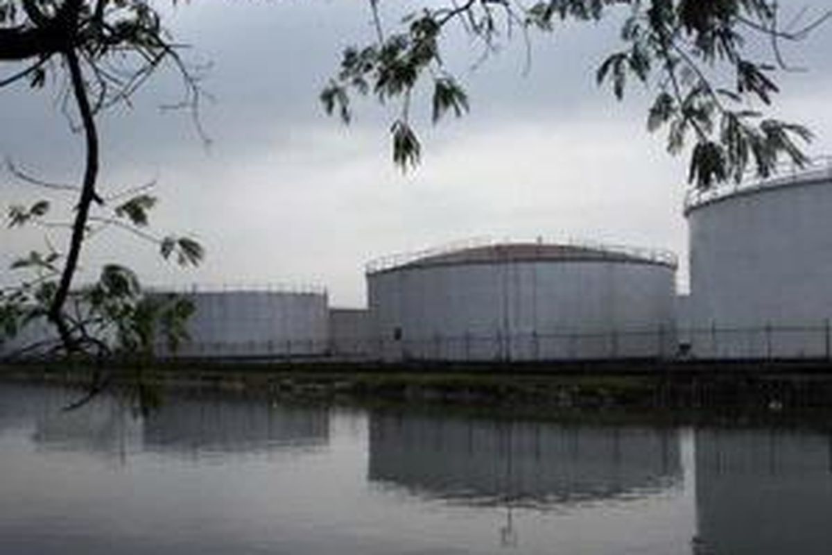 Terminal Transit milik Pertamina di daerah Koja, Jakarta Utara, Kamis (13/3). Kenaikan harga minyak dunia yang mencapai $107 per barel menyebabkan defisit Anggaran Pendapatan dan Belanja Negara (APBN) di Indonesia.