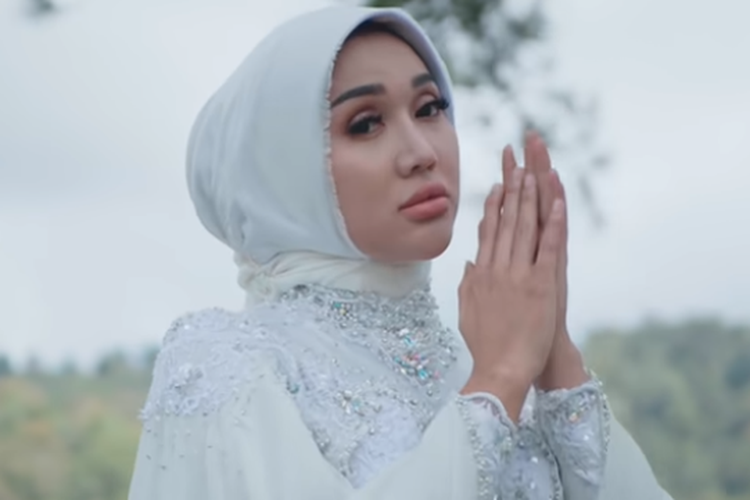 Lucinta Luna dalam video musik Syukur