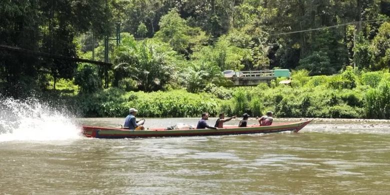 Mawi menggunakan kapal kayu menuju kawasan penyanggah Taman Nasional Kerinci Seblat.
