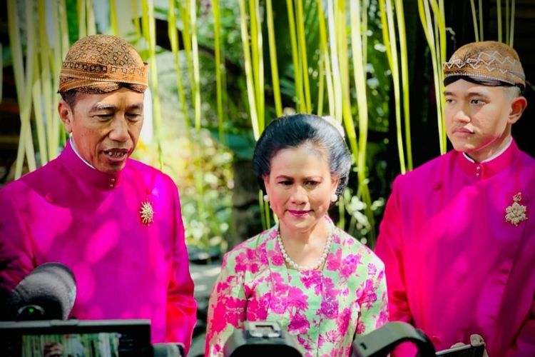 Presiden Joko Widodo, Ibu Iriana Joko Widodo dan Kaesang Pangarep saat memberikan keterangan pers usai prosesi siraman menjelang pernikahan Kaesang di kediaman keluarga di kawasan Sumber, Kota Surakarta, Jumat (9/12/2022).