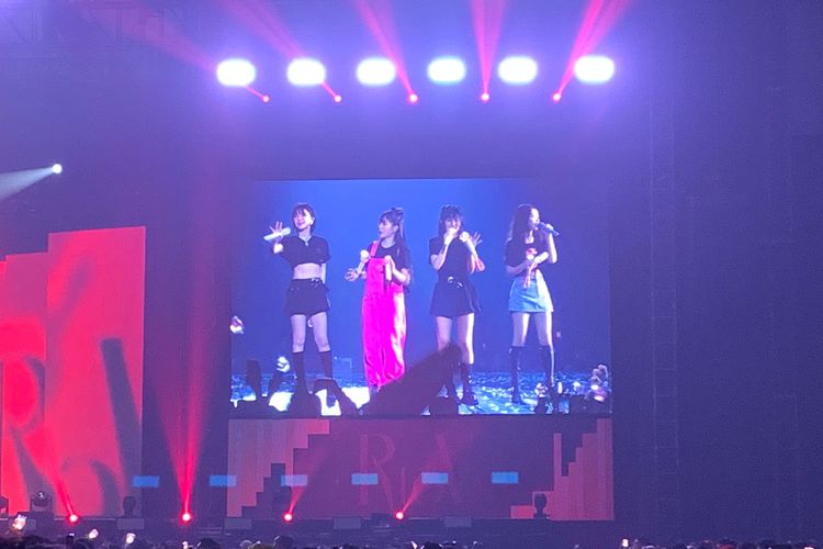 Girl group Red Velvet dalam konser Red Velvet 4th Concert: R to V in JAKARTA yang digelar di Indonesia Convention Exhibition BSD, Tangerang, Sabtu (20/5/2023).