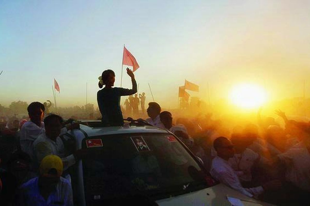Ikon prodemokrasi Myanmar, Aung San Suu Kyi, membalas sambutan pendukungnya saat tiba di Desa Thongwa, 50 kilometer dari Yangon, Minggu (26/2), untuk berkampanye menjelang pemilu sela parlemen 1 April mendatang.