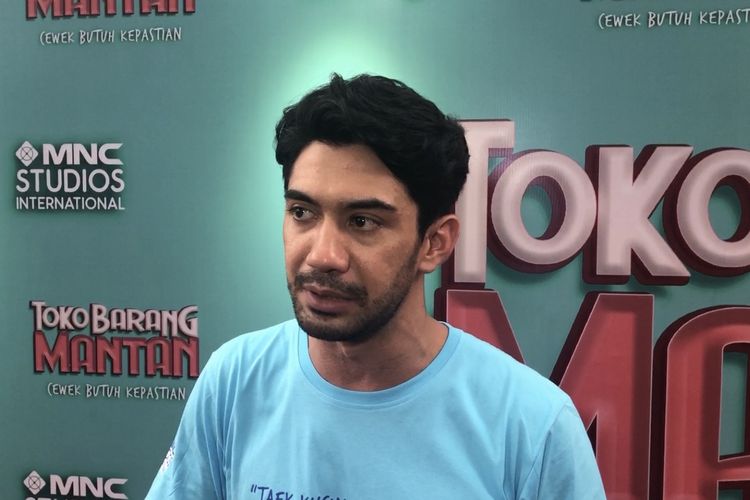 Reza Rahadian usai screening film Toko Barang Mantan di XXI Epicentrum Kuningan, Jakarta Selatan, Selasa (11/2/2020).  