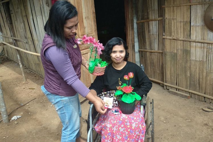 Hanna Yulianingsih (29), dan Sutrini memperhatikan hasil kerajinan karya Hanna di rumahnya di Dusun Gedoro, Desa Nglegi, Kecamatan Patuk, Gunungkidul, Yogyakarta, Kamis (30/8/2018). 