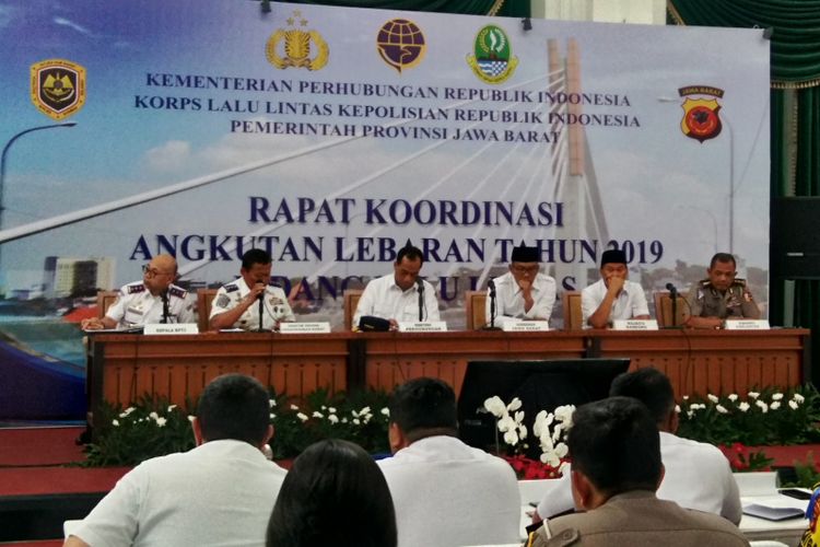 Menteri Perhubungan Budi Karya Sumadi, Gubernur Jawa Barat Ridwan Kamil beserta sejumlah kepala Dinas Perhubungan di Jabar saat menggelar rapat koordinasi angkutan lebaran tahun 2019 di Gedung Sate, Jalan Diponegoro, Selasa (7/5/2019).