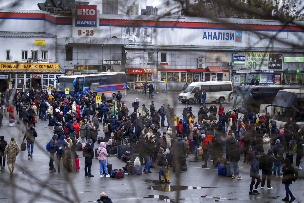 Orang-orang mencoba naik bus untuk meninggalkan Kiev, Ukraina, Kamis (24/2/2022). Rusia telah meluncurkan rentetan serangan udara dan rudal ke Ukraina Kamis pagi dan pejabat Ukraina mengatakan bahwa pasukan Rusia telah meluncur ke negara itu dari utara, timur, dan selatan.