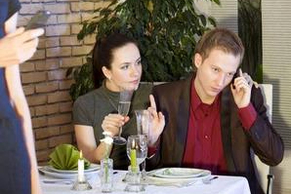 Dengan jujur mengatakan telah punya istri, dia justru akan meminta pengertian Anda ketika harus menerima telepon dari sang istri.