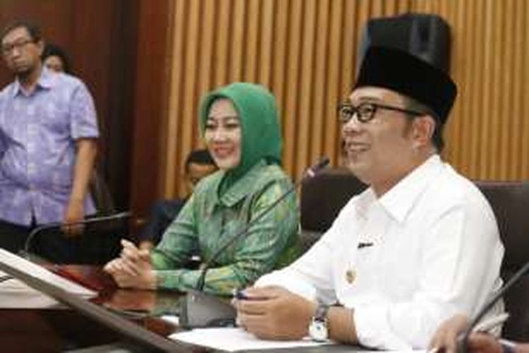 Wali Kota Bandung Ridwan Kamil didampingi istrinya Atalia Praratya saat jumpa pers terkait penolakannya untuk maju di Pilkada DKI Jakarta, di Balai Kota Bandung, Senin (29/2/2016)