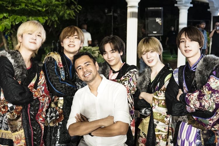 Boyband asal Jepang PARI PARI datang berkunjung ke rumah Raffi Ahmad di Andara. 