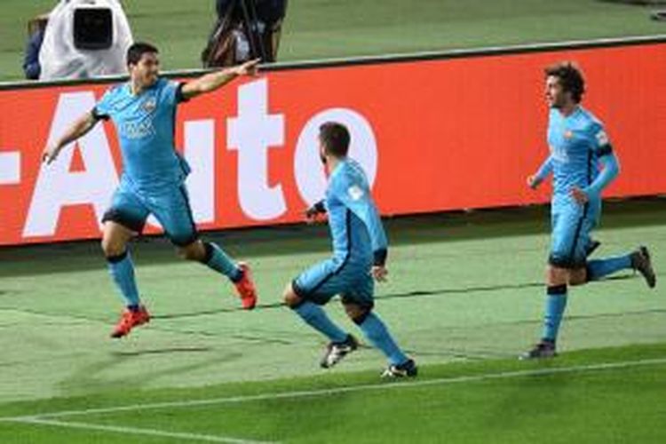 Para pemain Barcelona merayakan gol Luis Suarez ke gawang Guangzhou Evergrande pada semifinal Piala Dunia Antarklub di Stadion Nissan, Yokohama, Kamis (17/12/2015). 