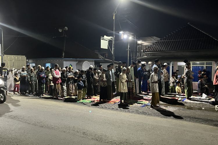 Jemaah shalat tarawih di masjid Al-Ilyas Malang meluber hingga ke badan jalan raya Gondanglegi-Kepanjen.