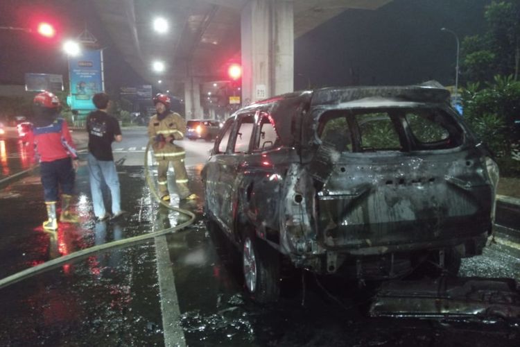 Sebuah mobil Toyota Avanza terbakar di Jalan Sholeh Iskandar, Kecamatan Tanah Sareal, Kota Bogor pada Kamis (18/7/2024) sekitar pukul 01.55 WIB. 