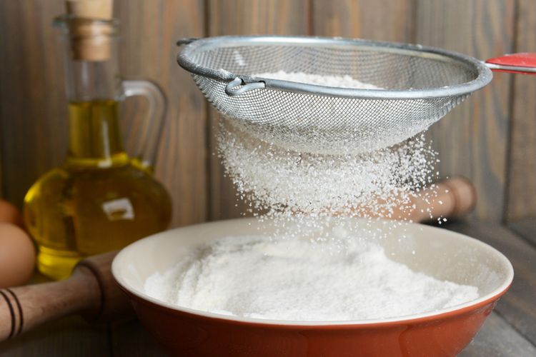  Tepung harus diayak sebelum membuat kue kering agar hasilnya sempurna. 