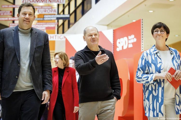 Olaf Scholz bersama jajaran ketua SPD Lars Klingbeil (kiri) dan Saskia Esken (kanan).