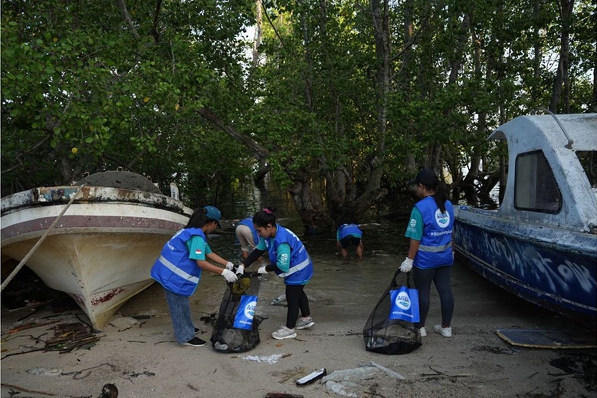 AQUA gandeng sejumlah elemen, termasuk masyarakat untuk jaga kelestarian lingkungan. 