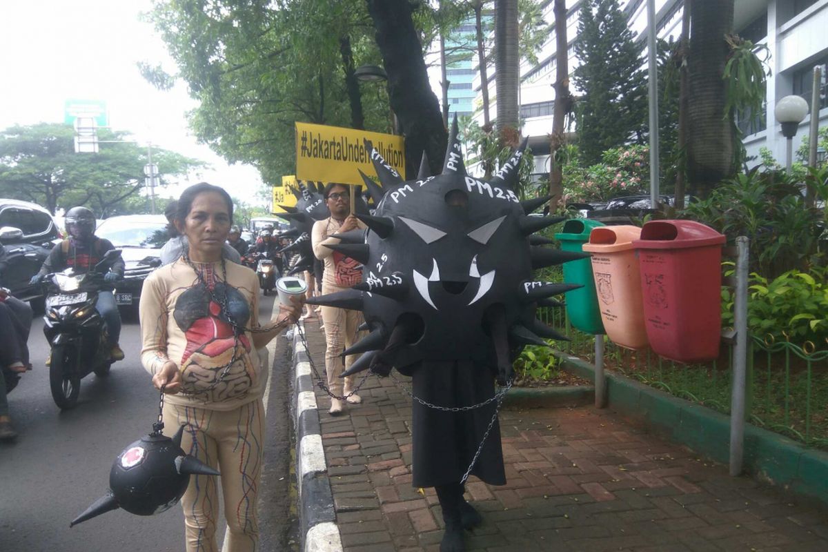 Aksi teatrikal di depan Kementerian Kesehatan, Jalan HR Rasuna Said, Kamis (28/9/2017). 