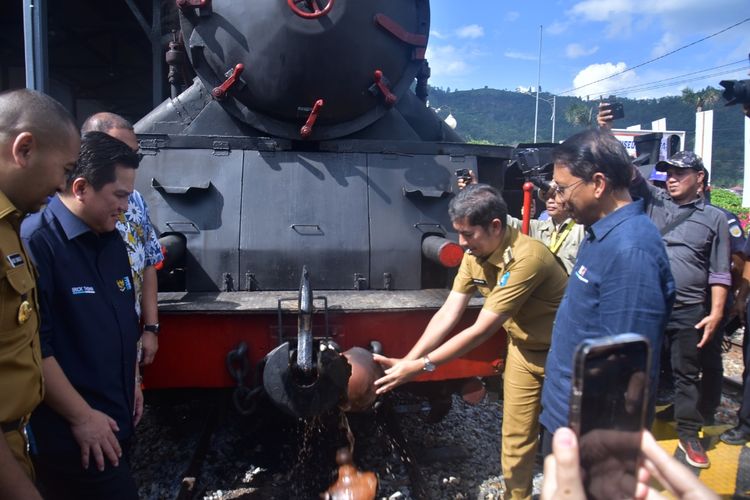 Kereta wisata Mak Itam di Sawahlunto Sumatera Barat kembali diresmikan untuk beroperasi kembali, setelah sempat berhenti sejak 2014.