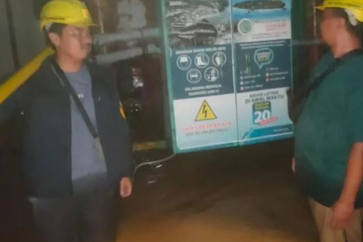 Gardu listrik di Sumbawa Barat yang terdampak banjir bandang  Senin malam (13/2/2023)
