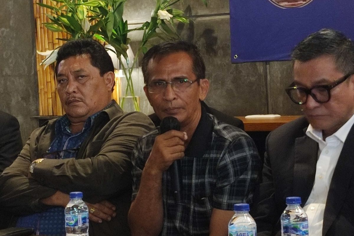 Ayah dari Brigadir J, Samuel Hutabarat (tengah) saat konferensi pers di kawasan Dharmawangsa, Kebayoran Baru, Jakarta Selatan, Jumat (29/7/2022).