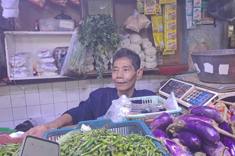 Pedagang sayur bernama Gani menyebut terjadi kenaikan harga cabai di Pasar Grogol, Jakarta Barat, Rabu (22/11/2023). 