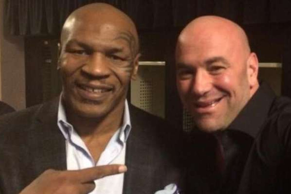 Legenda tinju dunia, Mike Tyson, berpose bersama bos UFC, Dana White.
