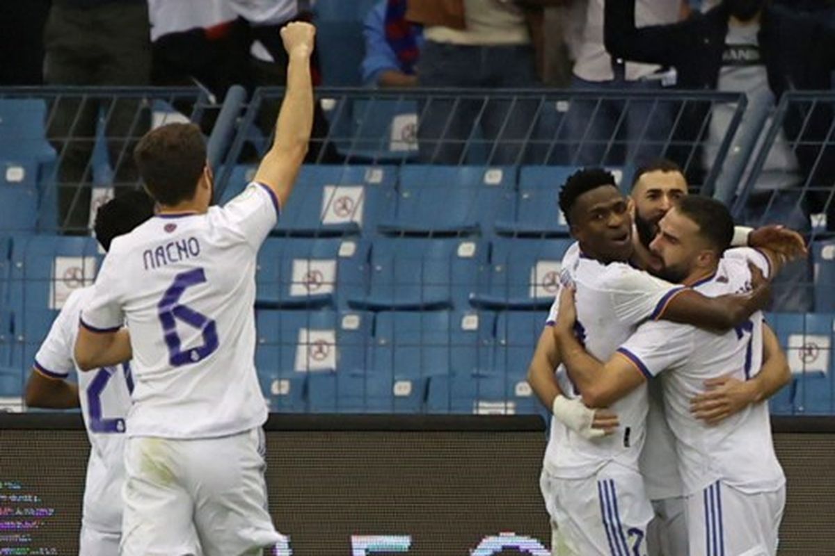 Para pemain Real Madrid merayakan gol mereka ke gawang Barcelona dalam laga Barcelona vs Real Madrid di semifinal Piala Super Spanyol, Kamis (13/1/2022) dini hari WIB di King Fahad Internadional Stadium, Arab Saudi.