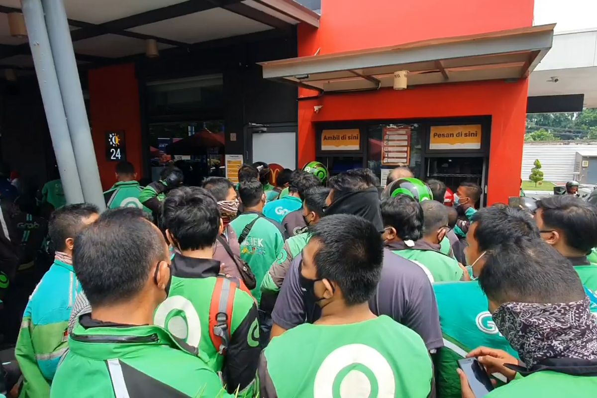 Ratusan driver ojek online berkerumun di gerai McDonald's di Jalan Sisingamangaraja, Medan, Sumatera Utara untuk membeli menu BTS Meal, Rabu (9/6/2021)