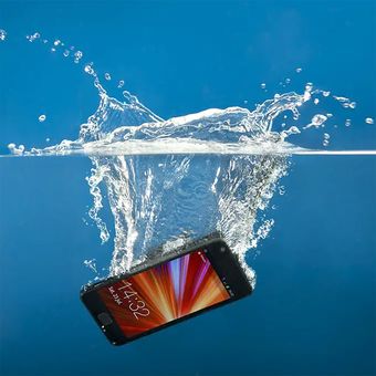 Ilustrasi smartphone tercebur ke air