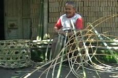 Kakek Tunanetra Hidupi Keluarga dari Keranjang Bambu