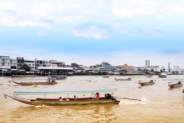 Sungai Chao Phraya yang ada di negara Thailand dimanfaatkan oleh warganya untuk irigasi dan sumber air.