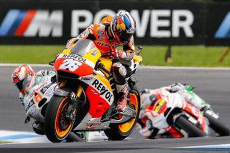 Pebalap Repsol Honda asal Spanyol, Dani Pedrosa, menoleh melihat ban belakangnya yang ditabrak pebalap Ducati asal Italia, Andrea Iannone, pada balapan GP Australia di Sirkuit Phillip Island, Minggu (19/10/2014).