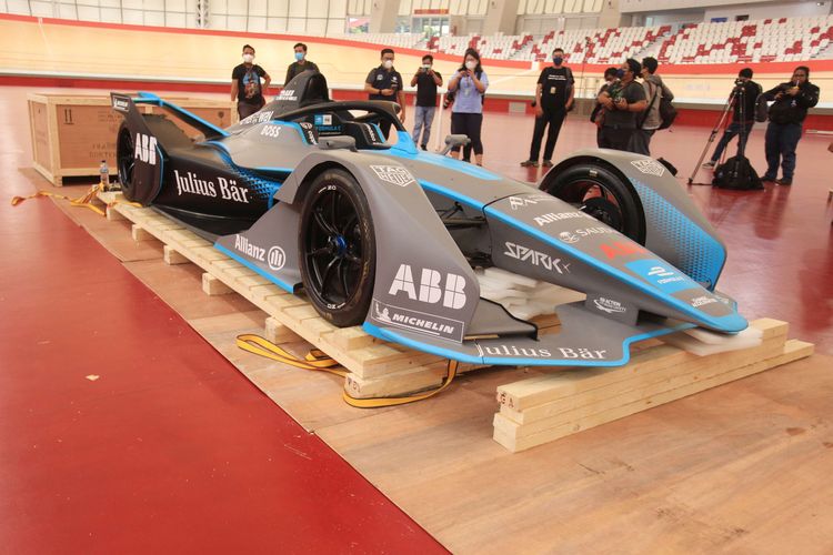 Sejumlah wartawan me nyaksikan mobil usail unboxing replika mobil Formula E di Stadion Balap Sepeda Velodrome, Rawamangun, Jakarta , Kamis (26/5/2022). Panitia penyelenggara Formula E Jakarta, memperkenalkan replika Mobil Balap berteknologi ramah lingkungan yang akan dipamerkan pada laga Formula E 4 Juni 2022.