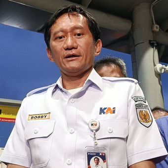 Direktur utama (Dirut) PT KAI, Bobby Rasyidin saat memberikan keterangan terkait kegiatan doa bersama dan peletakan buket bunga di kawasan Stasiun Bekasi Timur. Senin (4/5/2026).