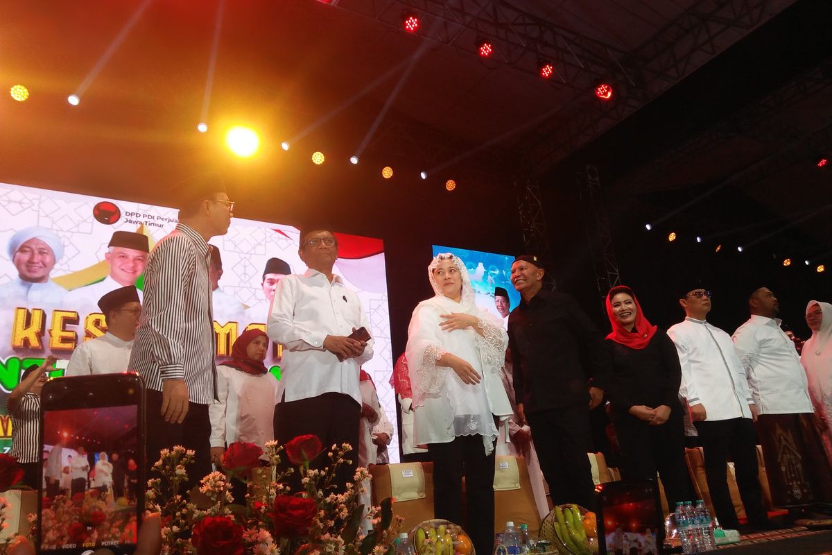 Mahfud MD dan Puan Maharani, saat menghadiri doa bersama untuk keselamatan bangsa di Stadion Gelora Joko Samudro (Gejos), Gresik, Jawa Timur, Jumat (3/11/2023) malam.