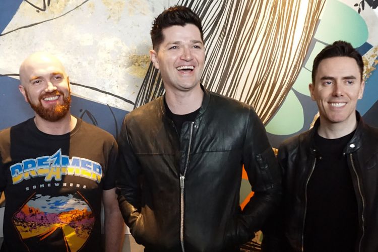 Mark Sheehan (gitaris), Danny ODonoghue (vokal)dan Glen Power (drum) yang tergabung dalam The Script dalam wawancara di Double Three Hotel, Cikini, Jakarta Pusat, Senin (9/4/2018).