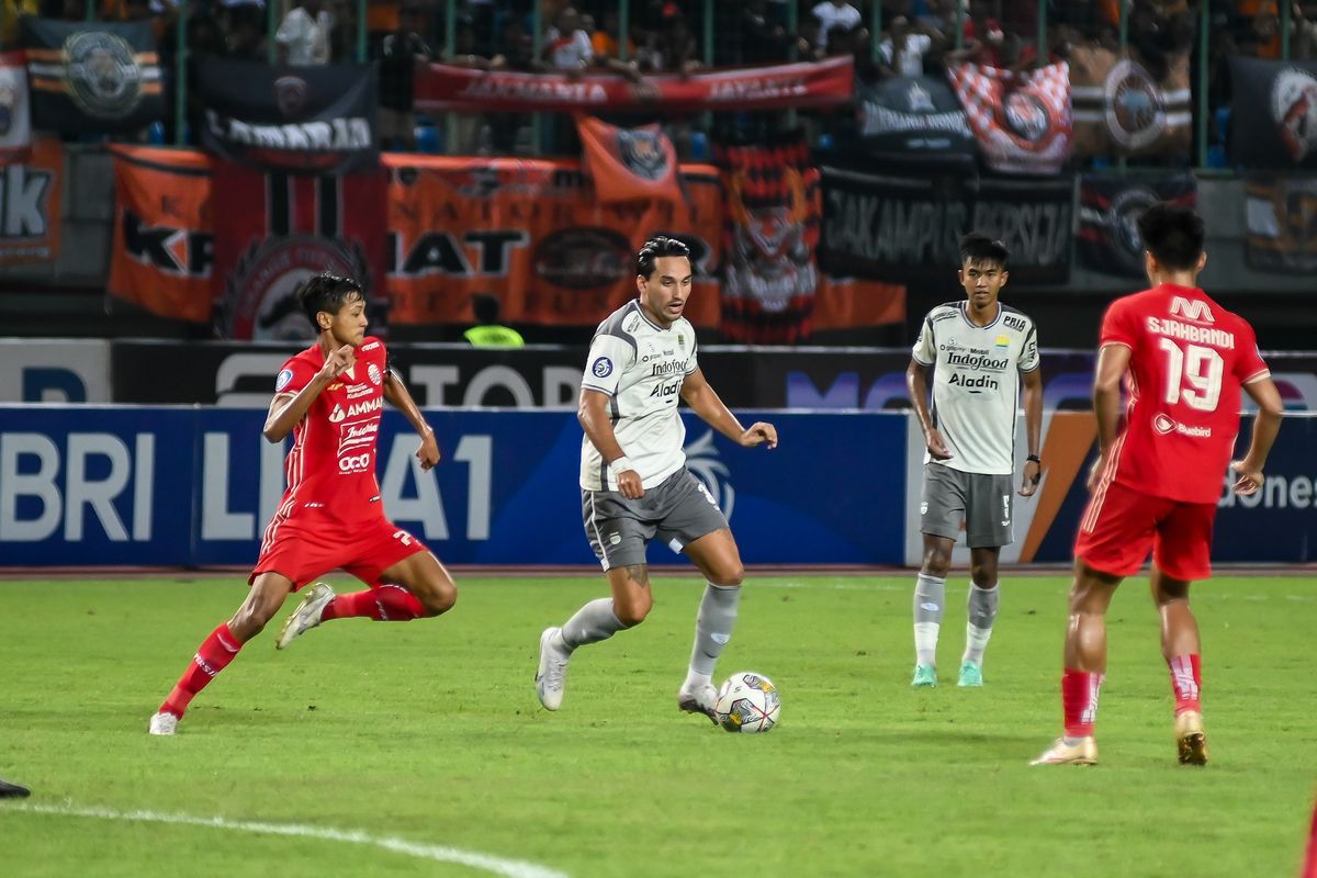 Ezra Walian (putih Persib) berusaha melepaskan diri dari kawalan pemain lawan dalam duel Persija vs Persib Jumat (31/3/2023) dalam laga tunda pekan ke-28 Liga 1 2022-2023, di Stadion Patriot Candrabhaga Bekasi. Artikel ini berisi jadwal Liga 1. Artikel ini berisi susunan starter Persija vs Persib pada pekan ke-11 Liga 1 2023-2024, Sabtu (2/9/2023).