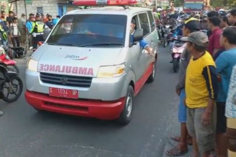 Suasana di lokasi terjadinya kecelakaan yang menewaskan 2 pemotor, di Jalan Raya Jatilangkung, Kecamatan Pungging, Kabupaten Mojokerto, Jumat (19/8/2022) petang.