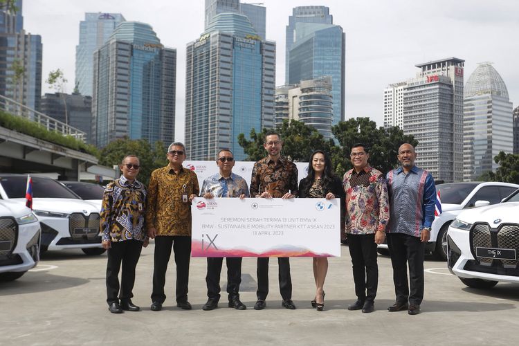 BMW Indonesia melakukan serah terima 13 kendaraan full listrik BMW iX kepada Kementerian Sekretariat Negara (Kemensetneg) sebagai kendaraan resmi para presiden dan perdana menteri dari 10 negara peserta KTT Asean yang diadakan pada tanggal 9-11 Mei 2023 mendatang.
