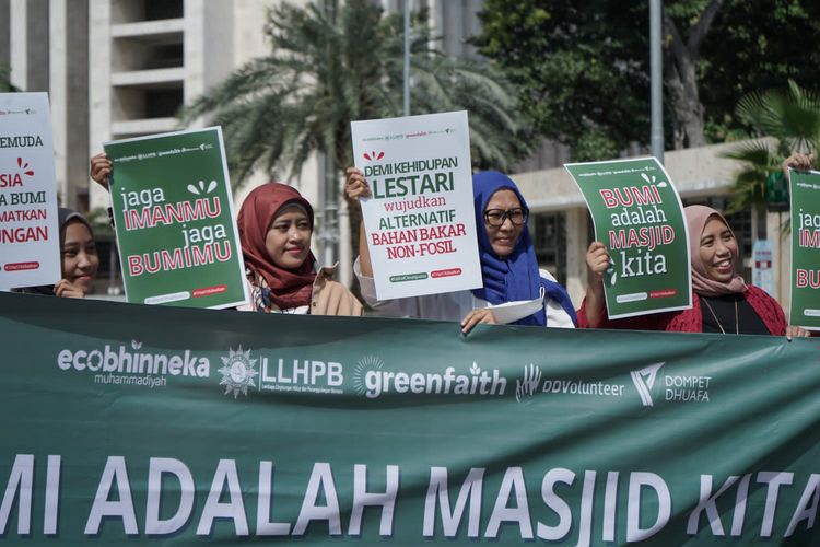 Di hari Sumpah Pemuda, sejumlah komunitas peduli lingkungan gelar aksi #Faiths4ClimateJustice di kawasan Masjid Istiqlal dan Lapangan Banteng, Jumat (28/10/2022).