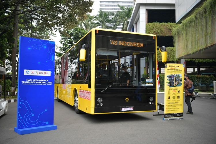 Bus Listrik Merah Putih Universitas Indonesia (UI) turut dipamerkan pada Puncak Peringatan Hakteknas 2022 di Kantor Kemendikbud Ristek, Jakarta (10/8/2022)