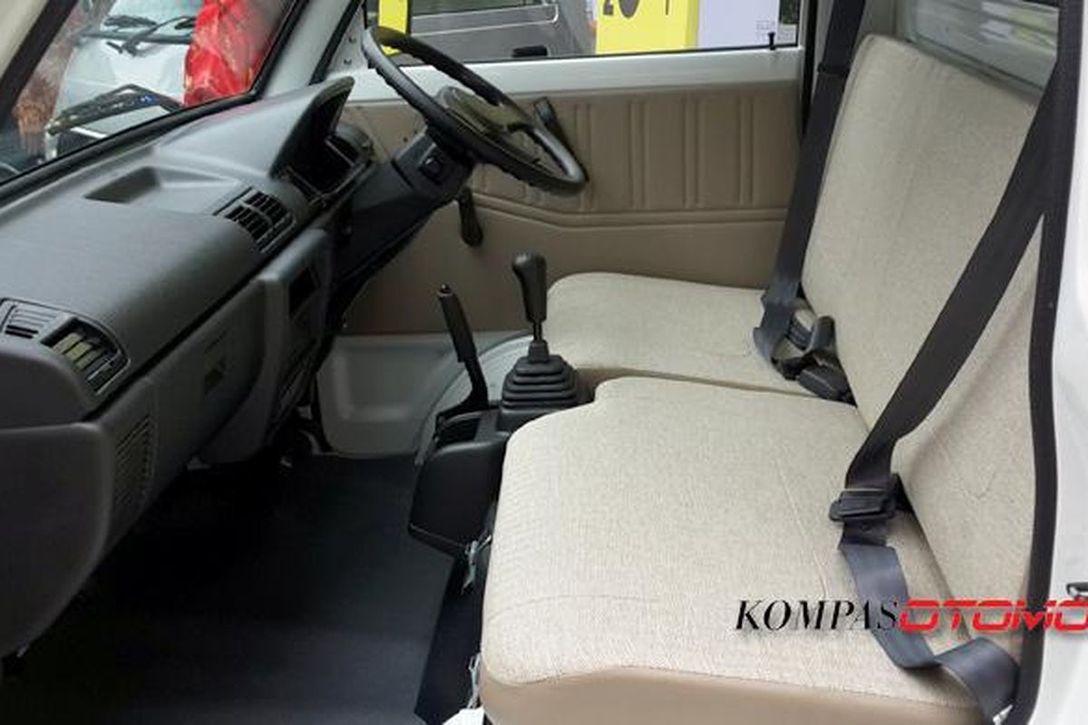 Interior Suzuki Carry pikap, didominasi warna Ivory.