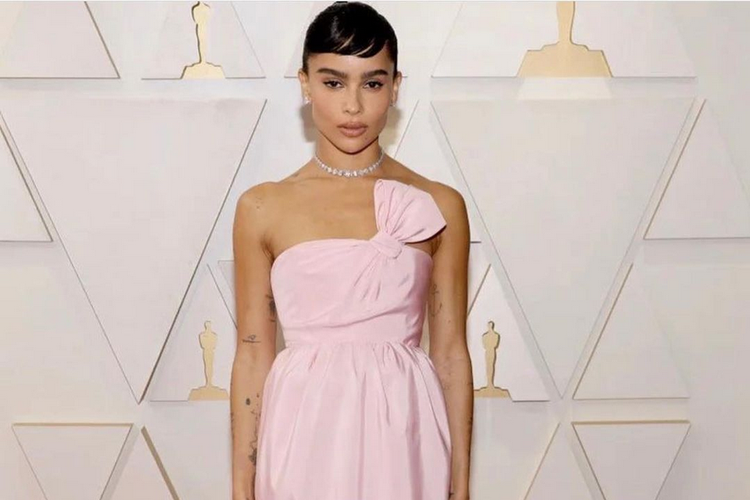 Zoe Kravitz saat menghadiri penghargaan Oscar 2022 di Dolby Theatre California